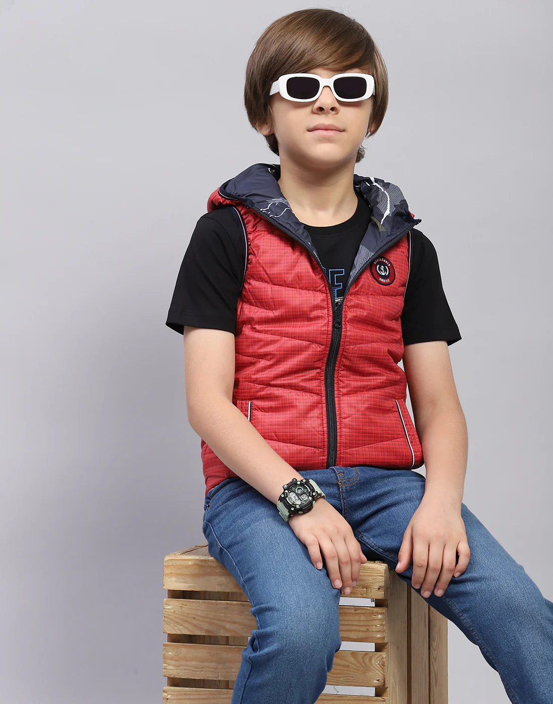 Boys Red Printed Hooded Sleeveless Jacket - Image 6