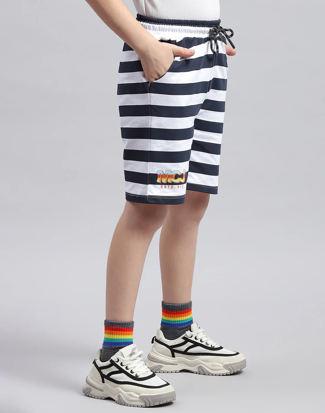 Boys White & Navy Blue Printed Regular Fit Bermuda - Image 4
