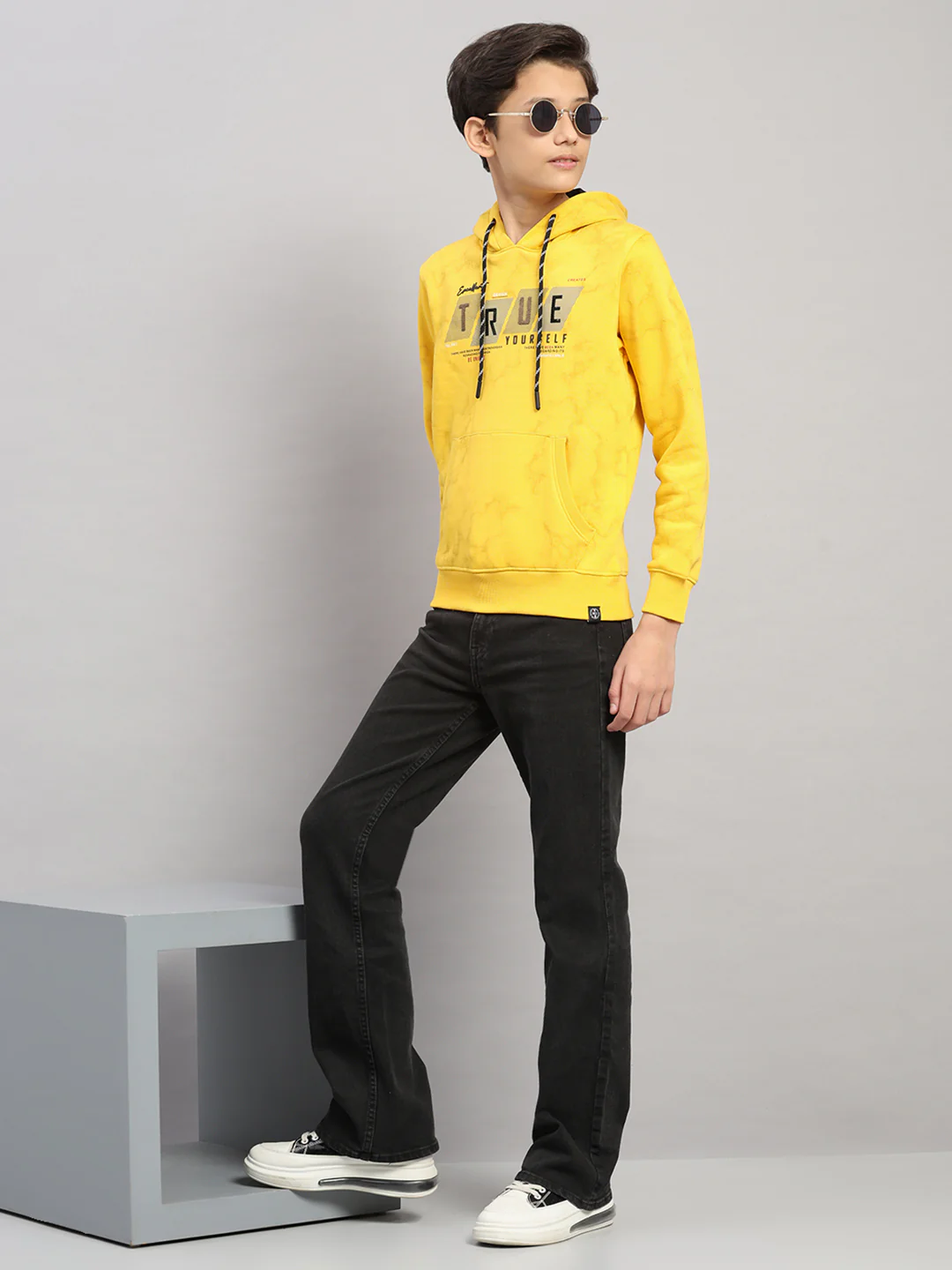 Boys Yellow Printed Round Neck Full Sleeve Sweatshirt - Image 2