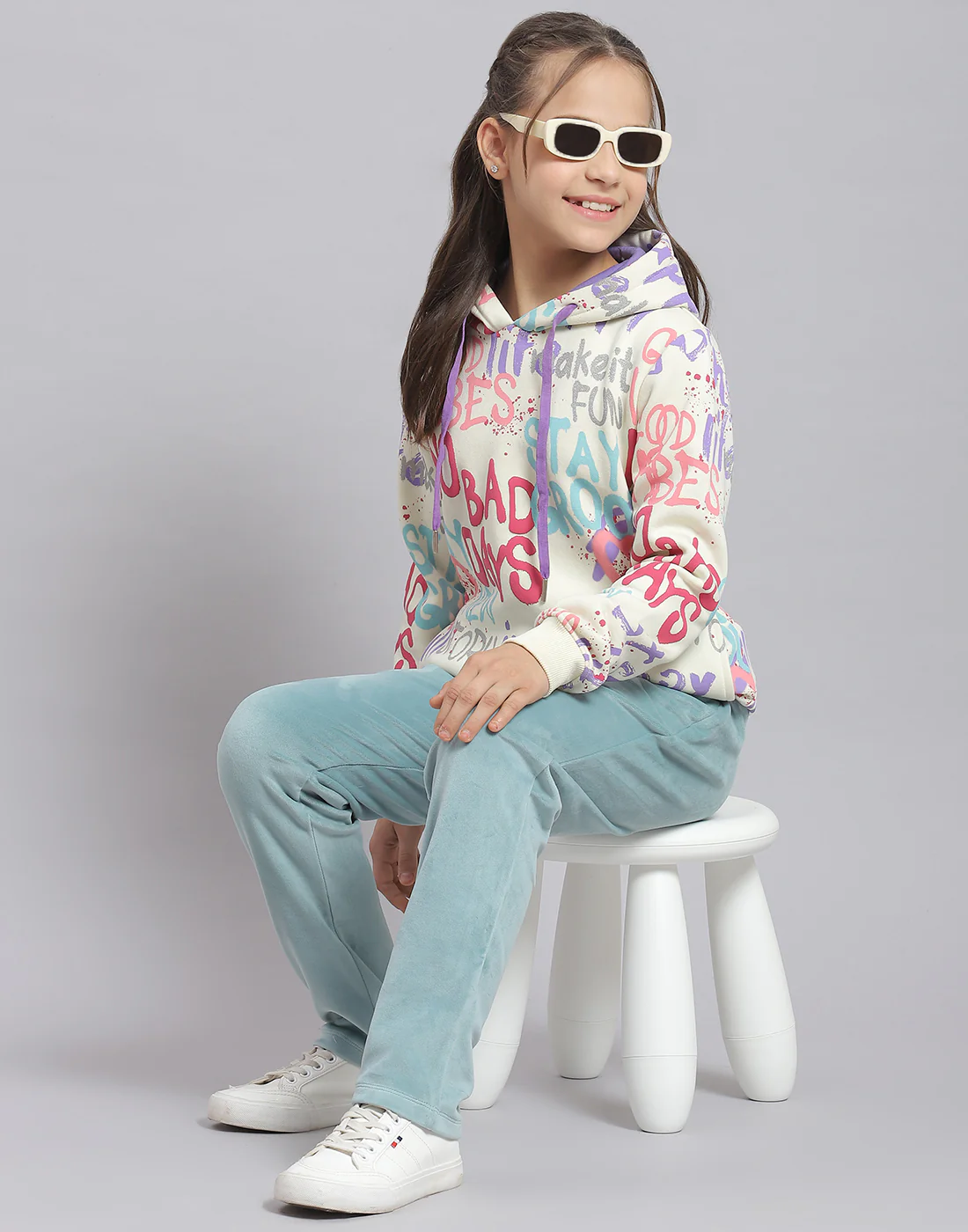 Girls Cream Printed Hooded Full Sleeve Sweatshirt - Image 2