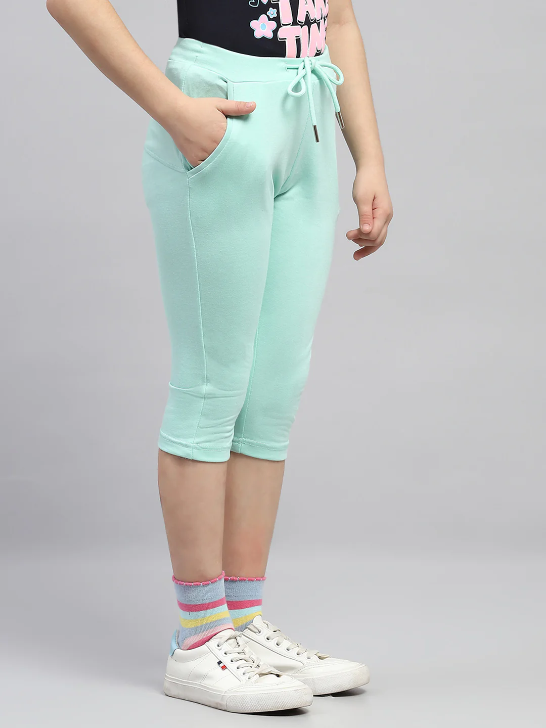 Girls Green Solid Regular Fit Capri - Image 4