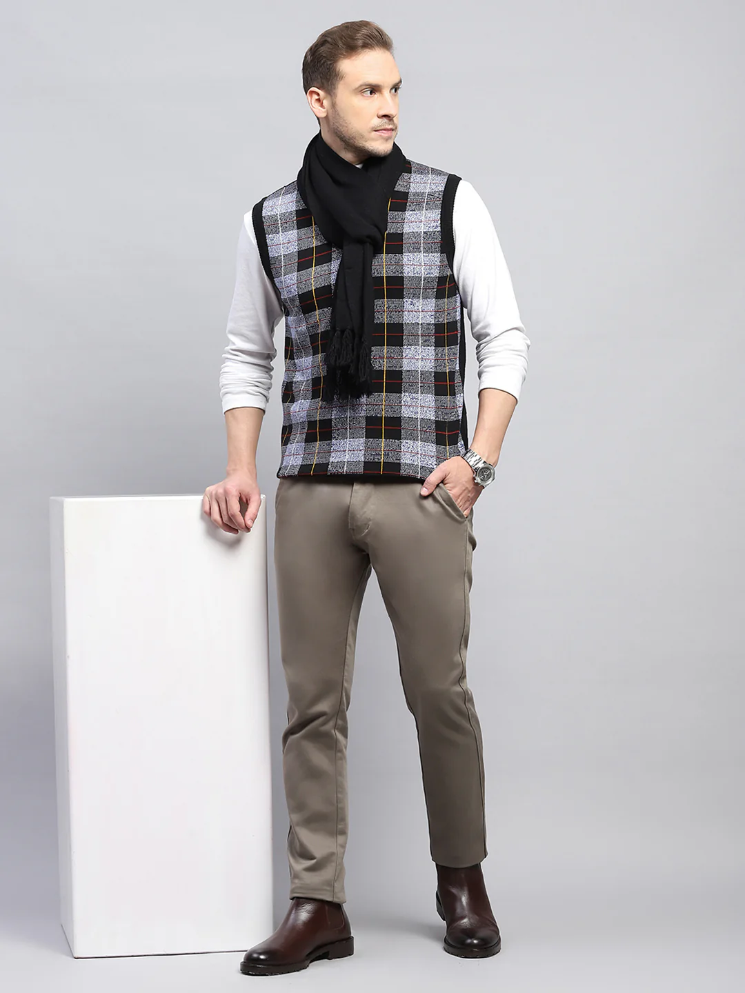 Men Black Check V Neck Sleeveless Sweater - Image 2