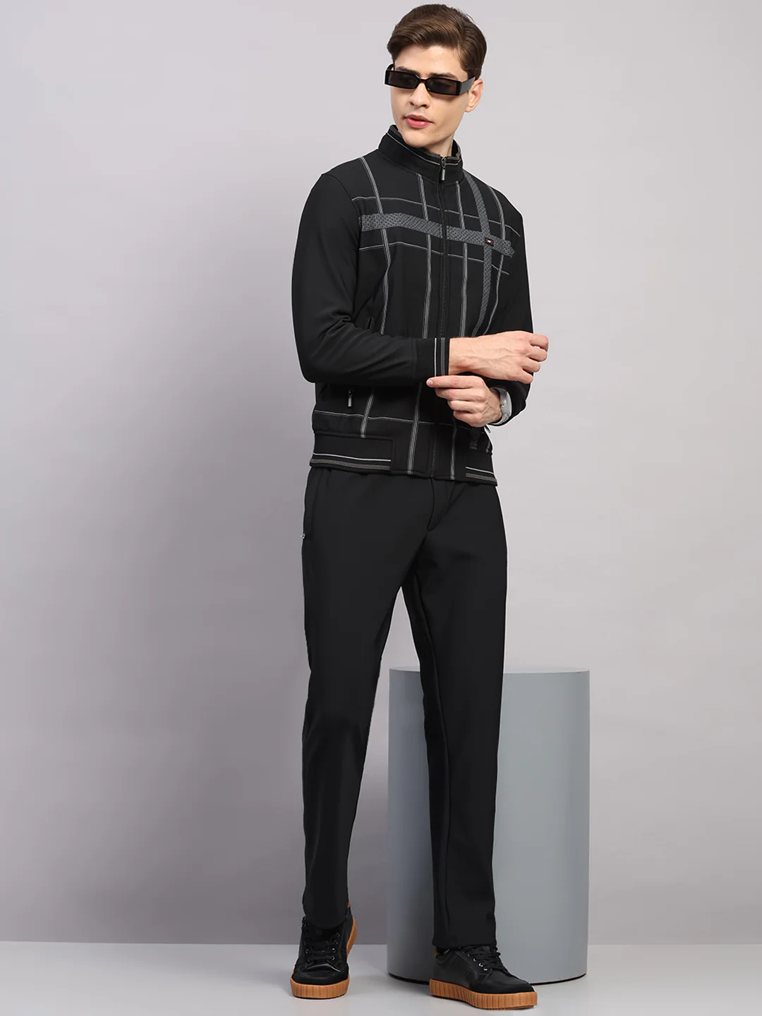 Men Black Solid Collar Full Sleeve Winter Tracksuit - Image 2