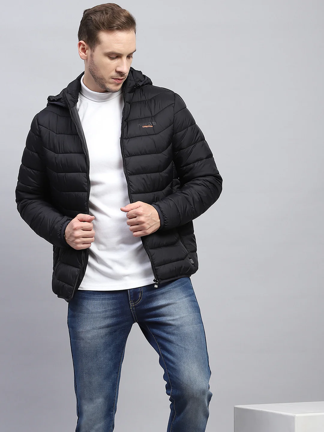 Men Black Solid Hooded Full Sleeve Heating Jacket - Image 6