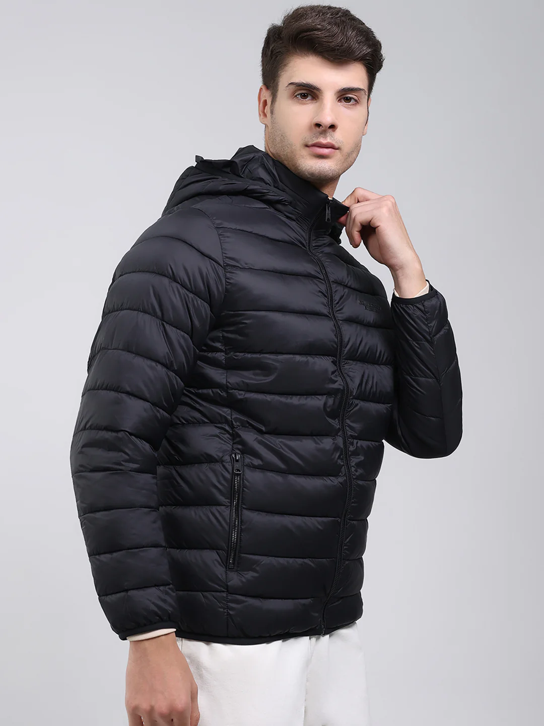 Men Black Solid Hooded Full Sleeve Heating Jacket - Image 4