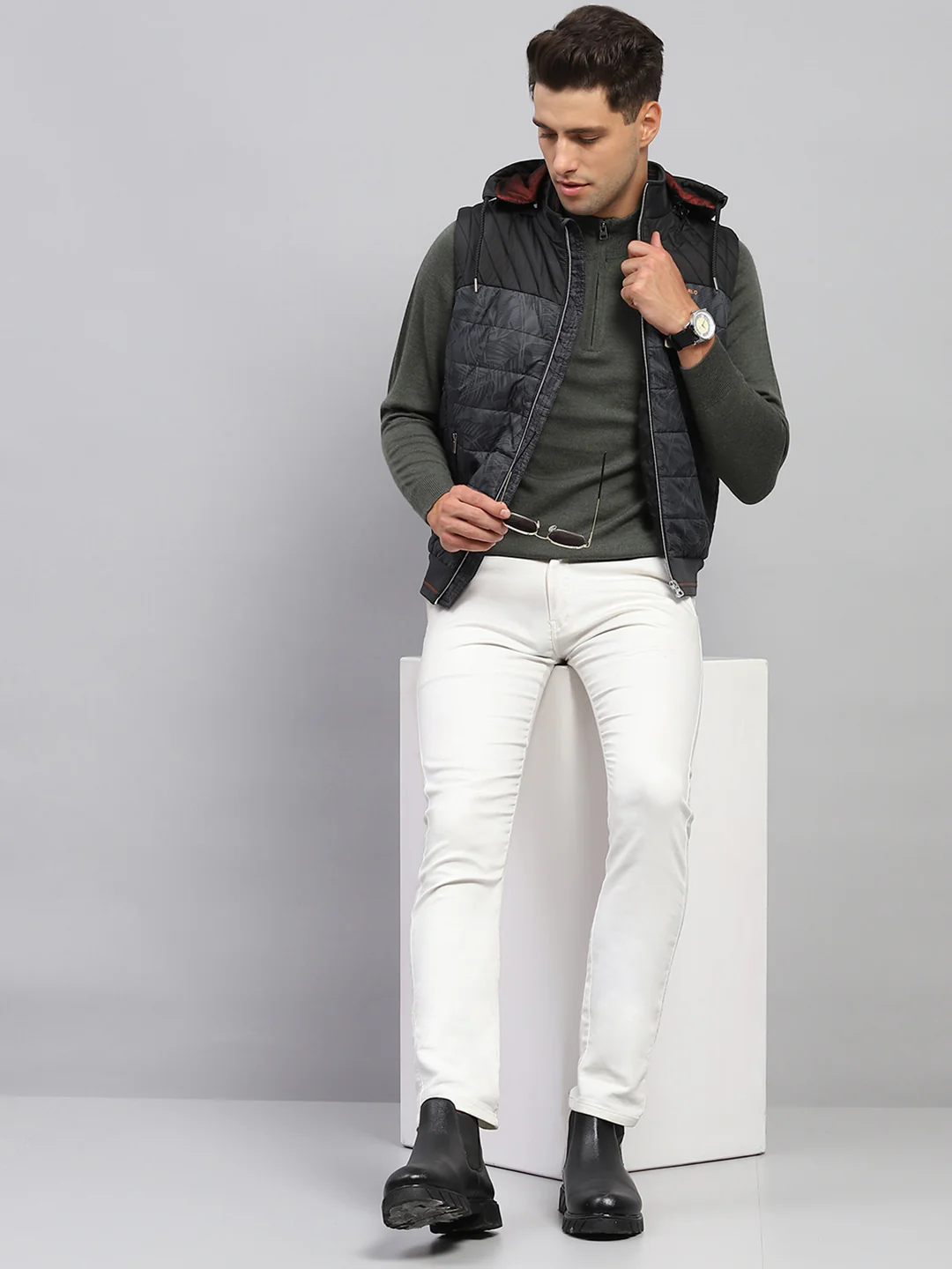 Men Black Solid Hooded Sleeveless Jacket - Image 2