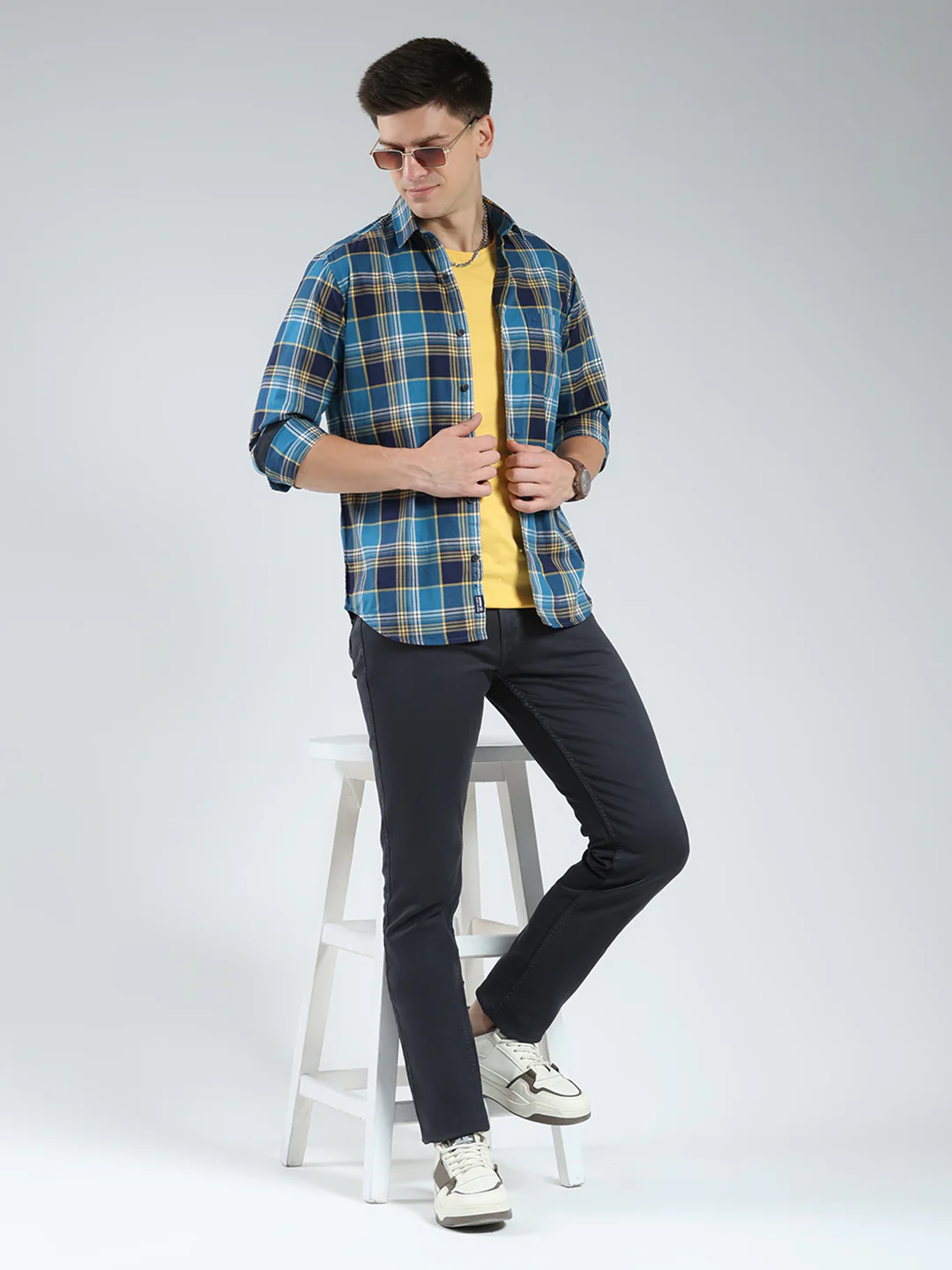 Men Black Solid Narrow Fit Denim - Image 2