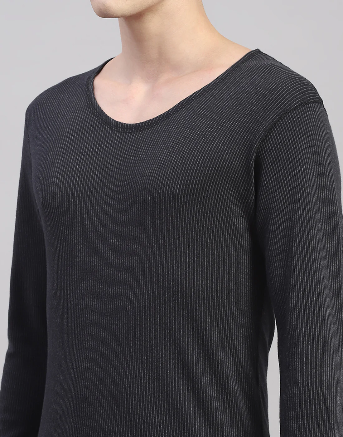 Men Black Solid Round Neck Full Sleeve Thermal Vest - Image 7