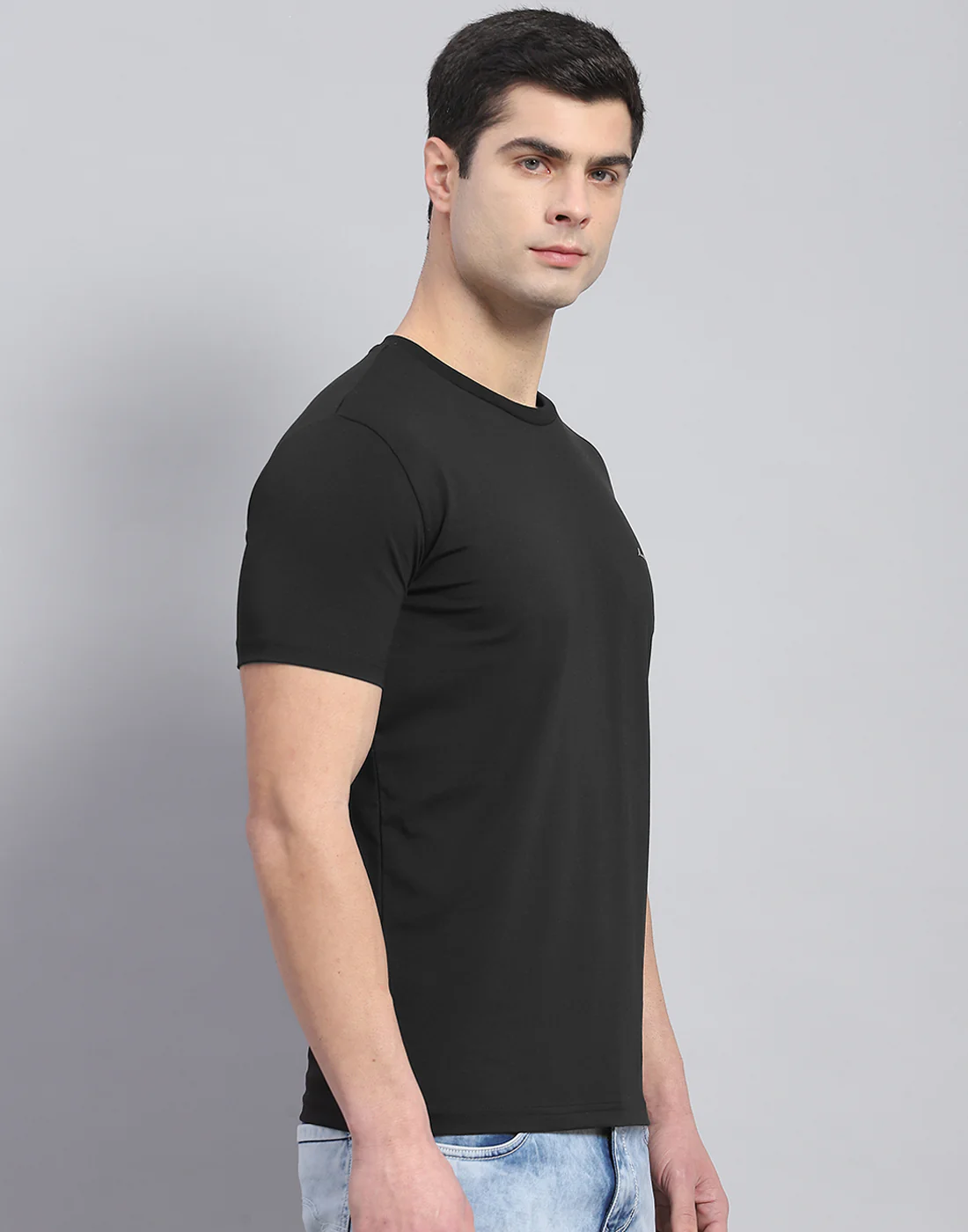 Men Black Solid Round Neck Half Sleeve T-Shirt - Image 4