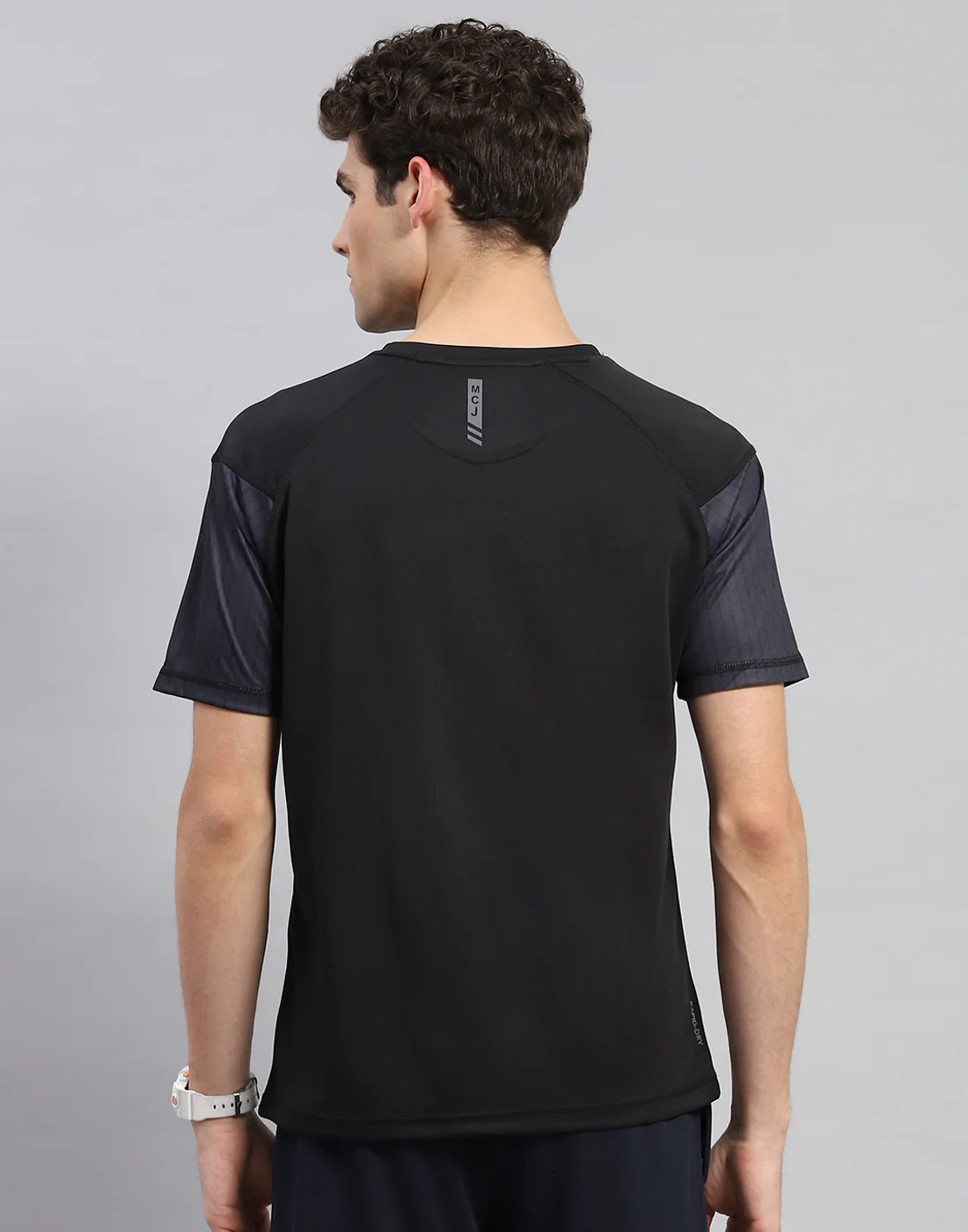 Men Black Solid Round Neck Half Sleeve T-Shirt - Image 5