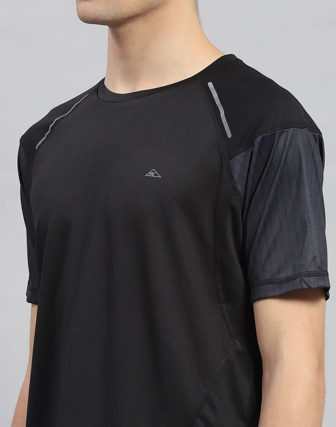 Men Black Solid Round Neck Half Sleeve T-Shirt - Image 7