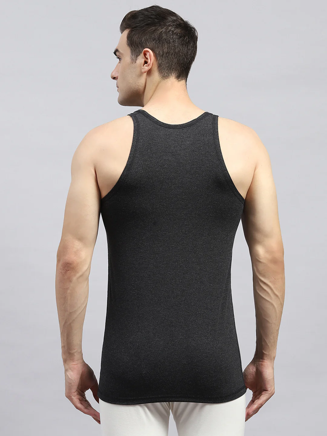 Men Black Solid Round Neck Sleeveless Thermal Vest - Image 5