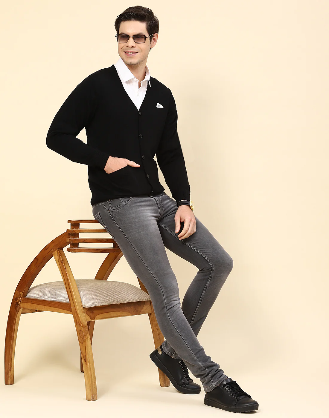 Men Black Solid V Neck Full Sleeve Cardigan - Image 2