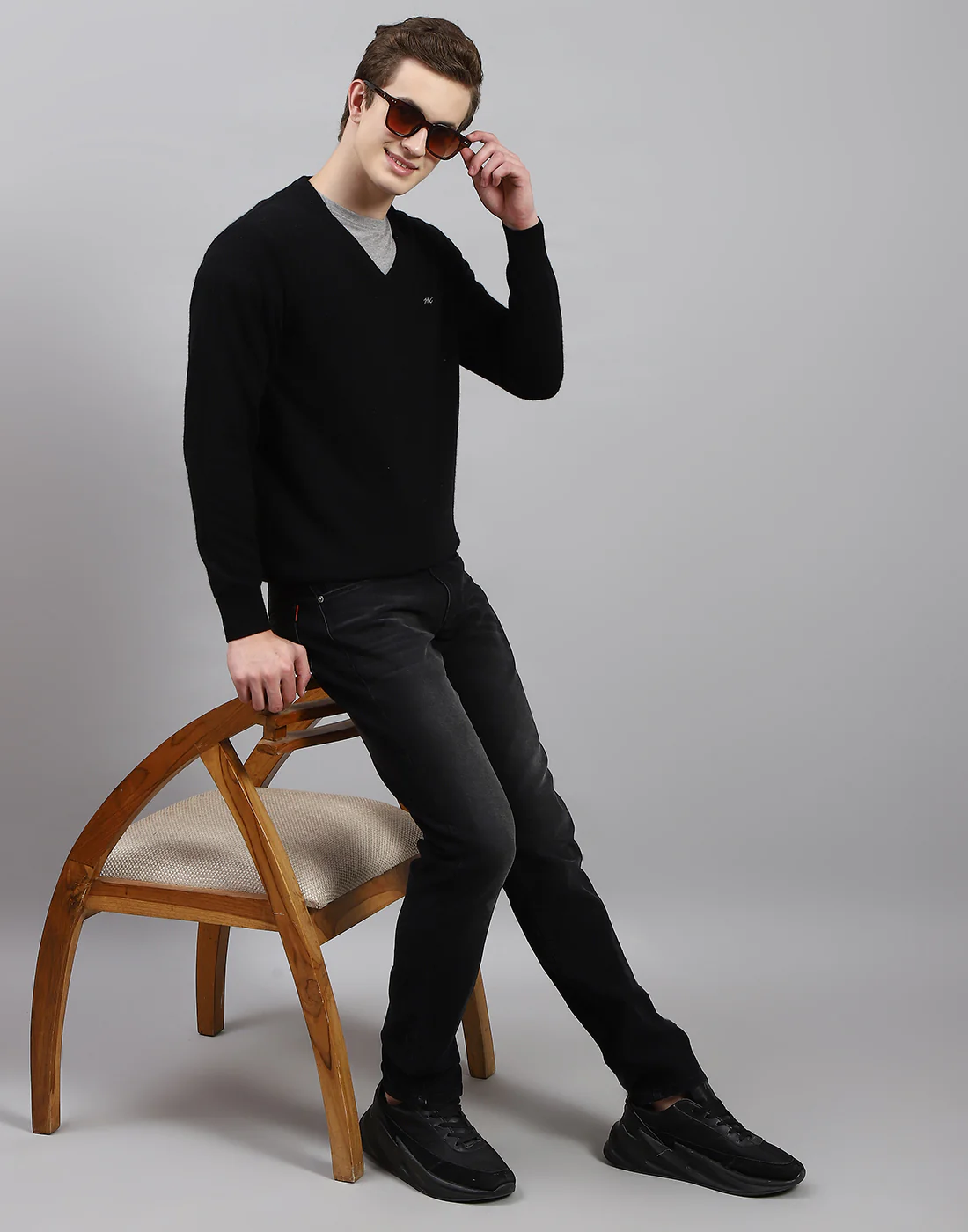 Men Black Solid V Neck Full Sleeve Pullover - Image 2