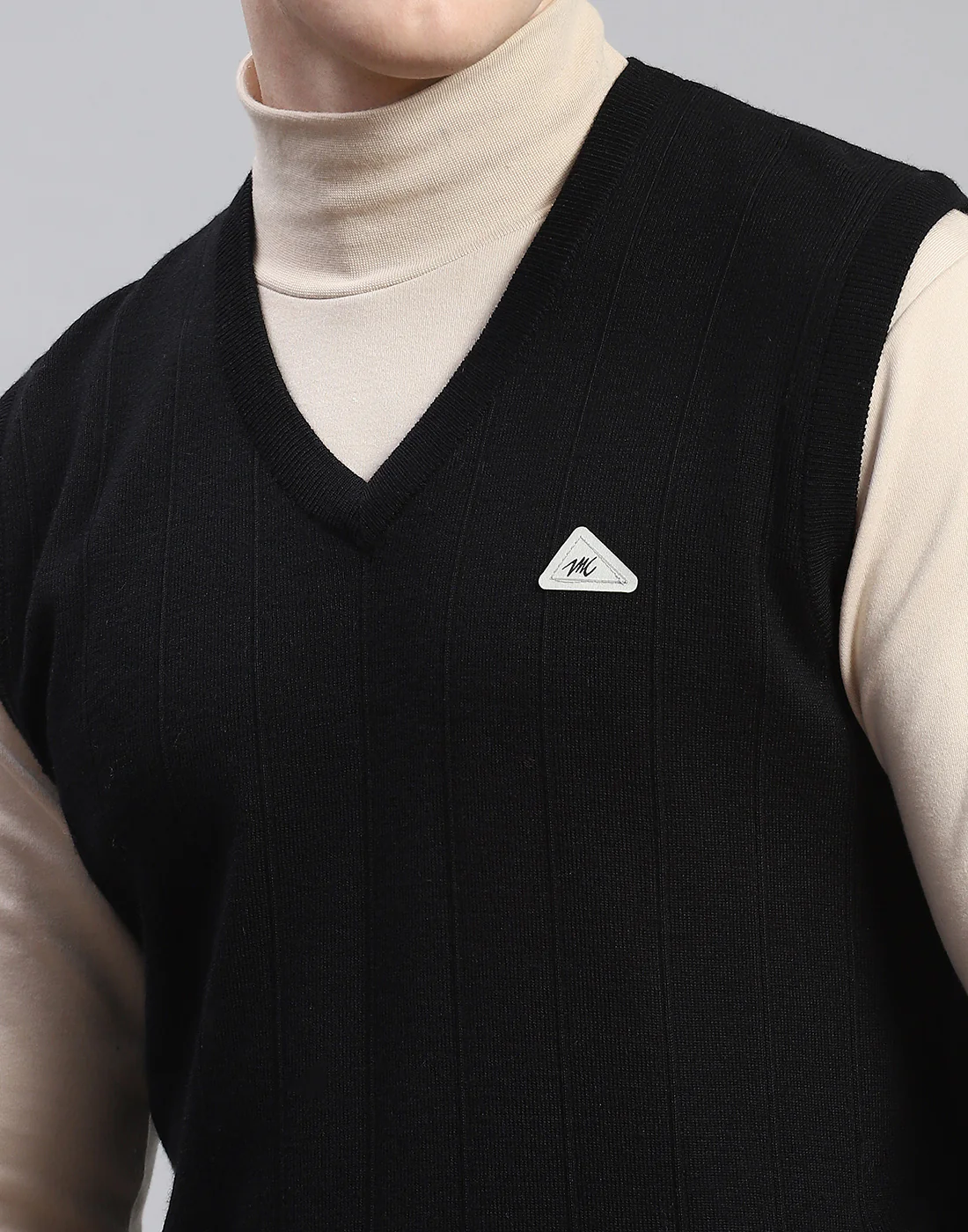 Men Black Solid V Neck Sleeveless Sweater - Image 7