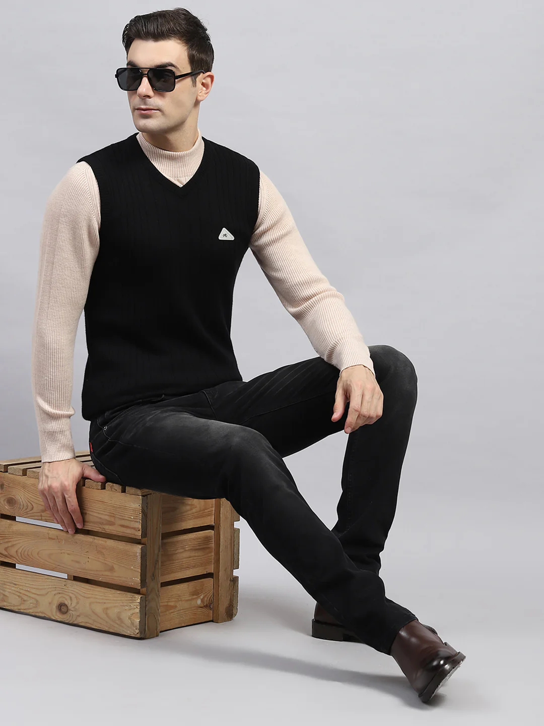 Men Black Solid V Neck Sleeveless Sweater - Image 2