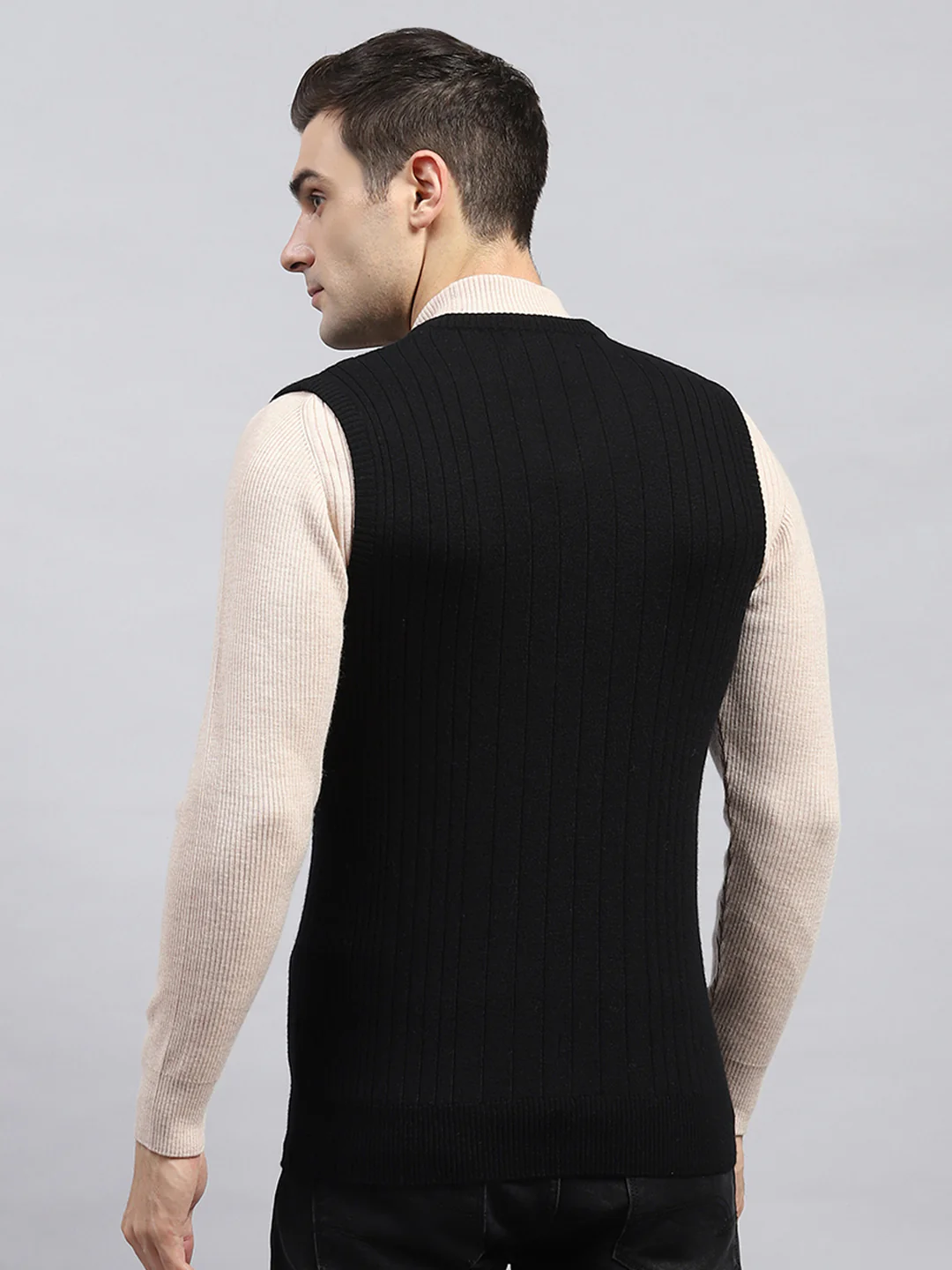 Men Black Solid V Neck Sleeveless Sweater - Image 5
