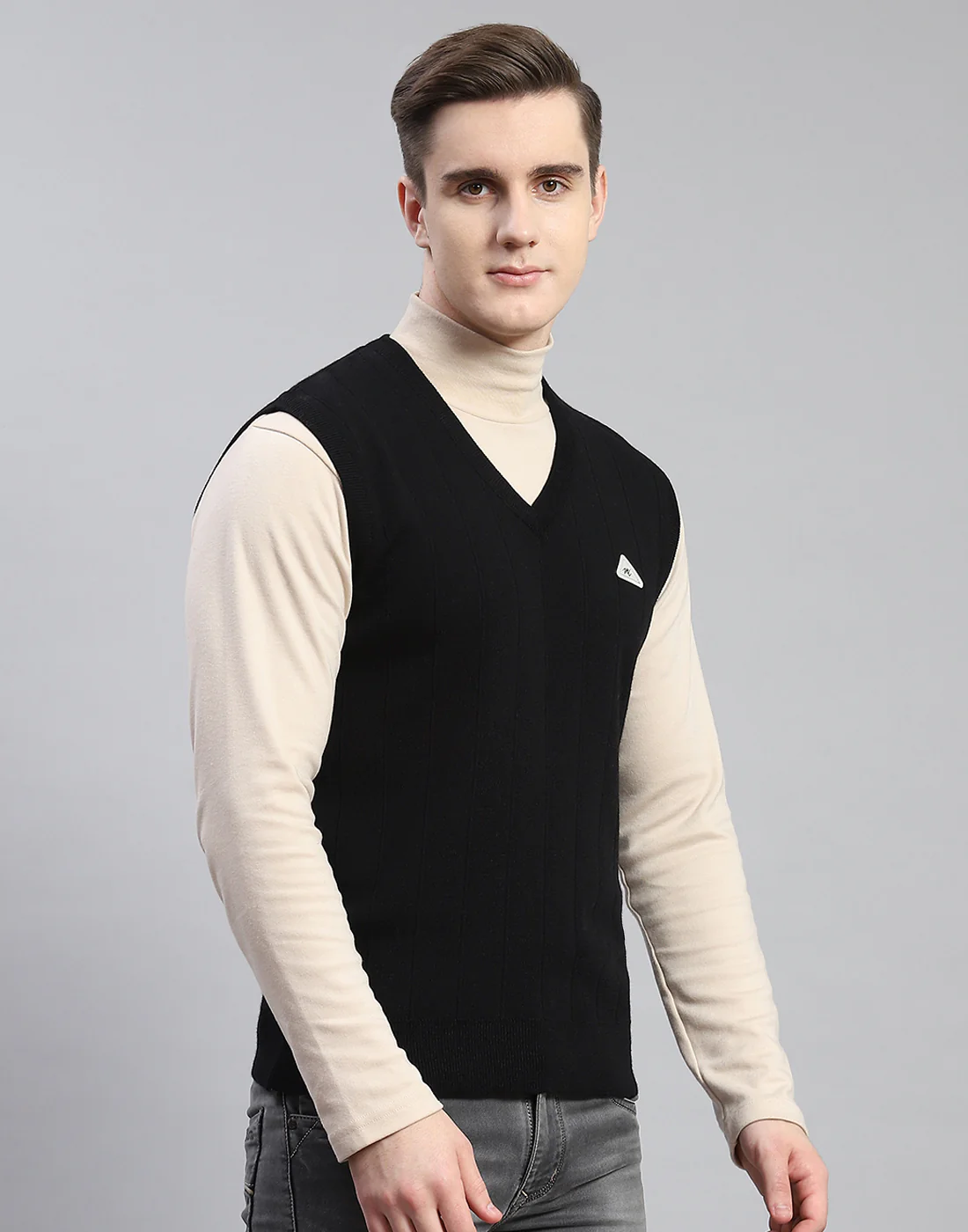 Men Black Solid V Neck Sleeveless Sweater - Image 4