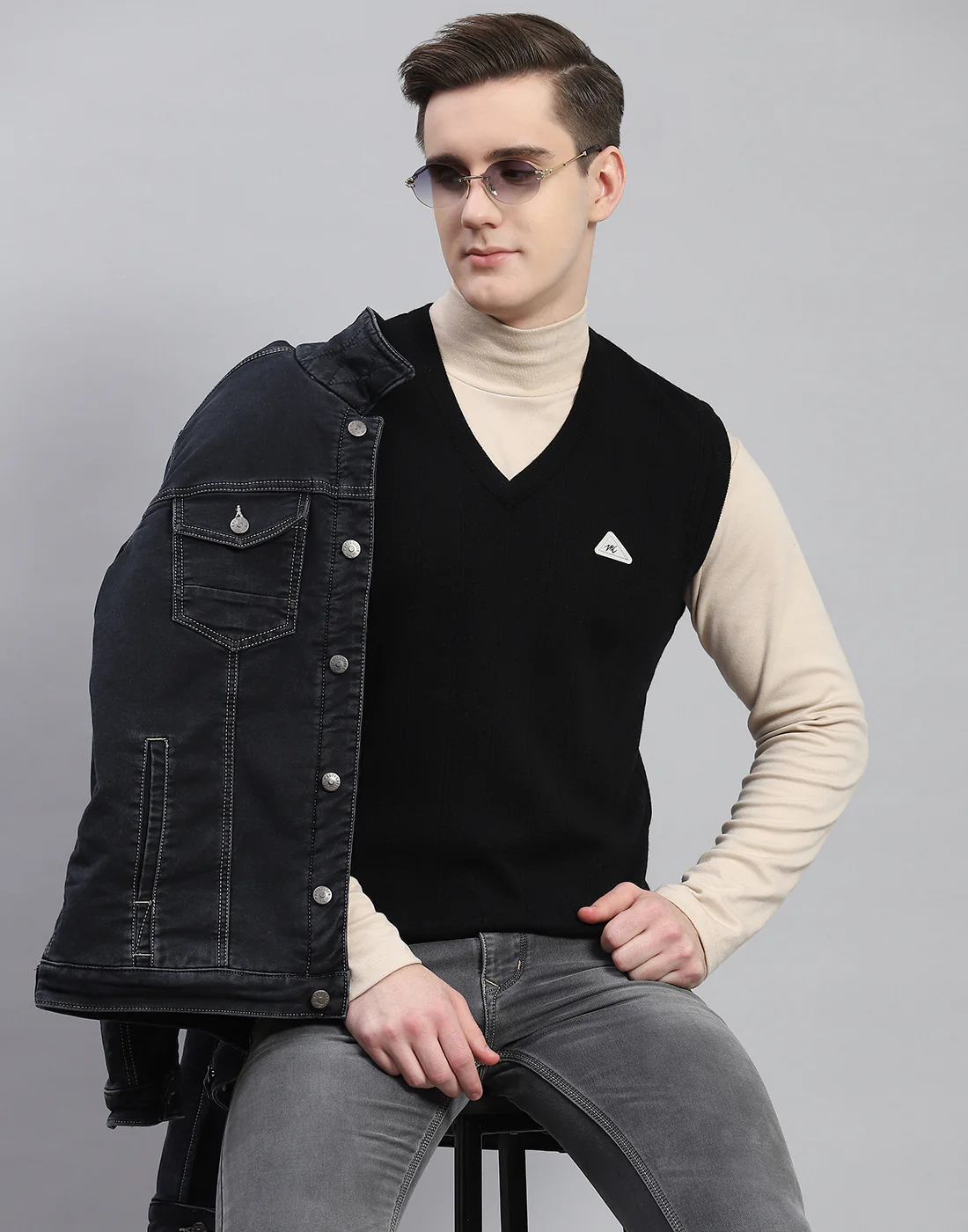 Men Black Solid V Neck Sleeveless Sweater - Image 6