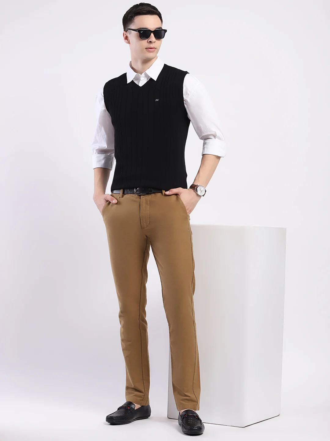 Men Black Solid V Neck Sleeveless Sweater - Image 2