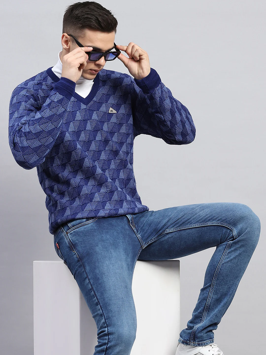 Men Blue Self Design V Neck Full Sleeve Pullover - Image 6
