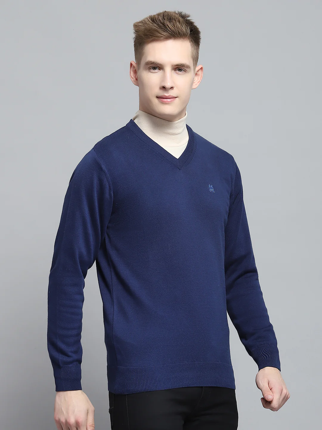 Men Blue Solid V Neck Full Sleeve Pullover - Image 4