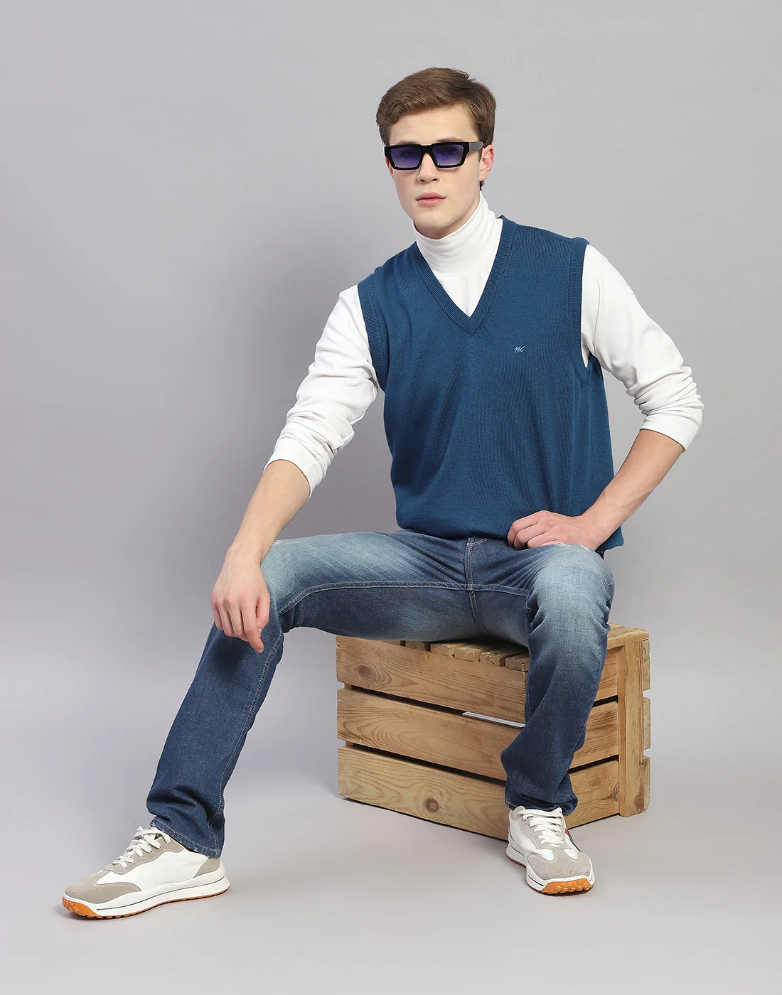 Men Blue Solid V Neck Sleeveless Sweater - Image 2