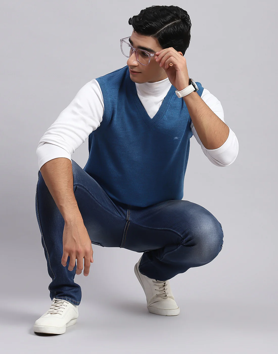 Men Blue Solid V Neck Sleeveless Sweater - Image 5