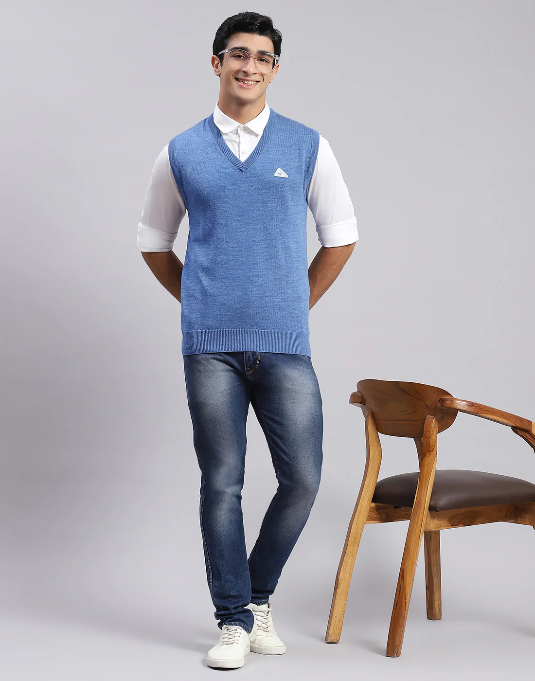 Men Blue Solid V Neck Sleeveless Sweaters/Pullovers - Image 5