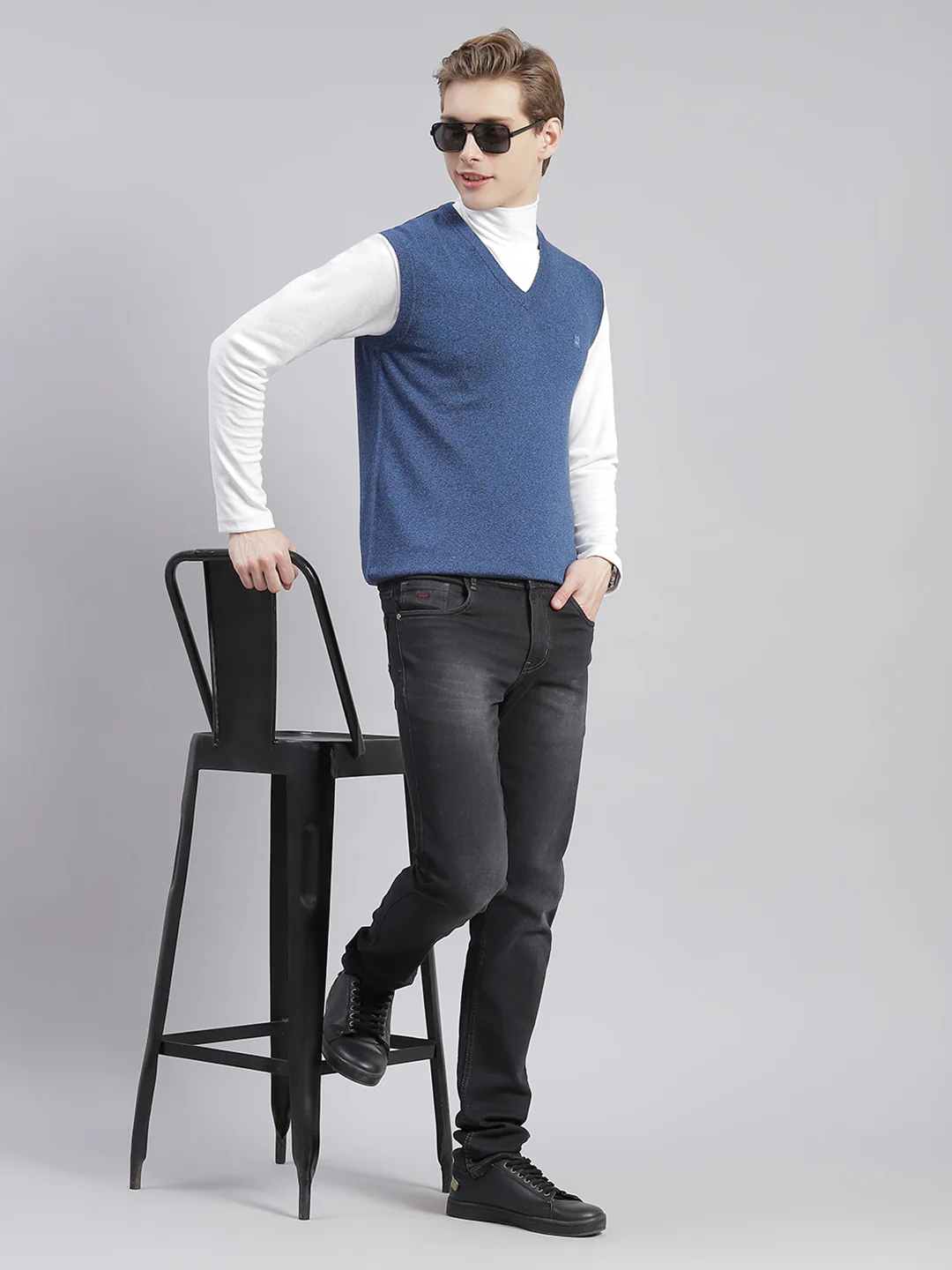 Men Blue Solid V Neck Sleeveless Sweaters/Pullovers - Image 2