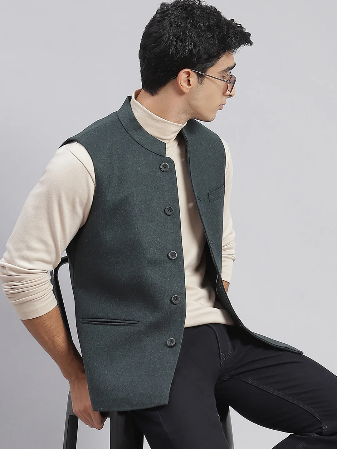 Men Green Solid Mandarin Collar Sleeveless Nehru Jackets - Image 3