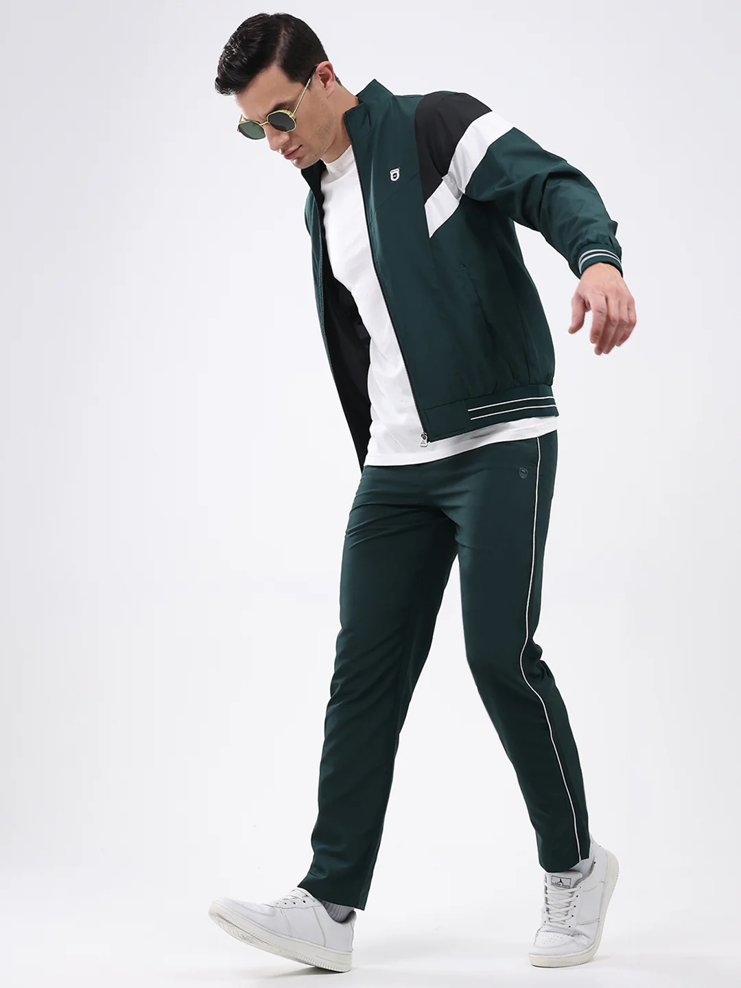 Men Green Solid Mock Neck Full Sleeve Winter Tracksuit - Image 2