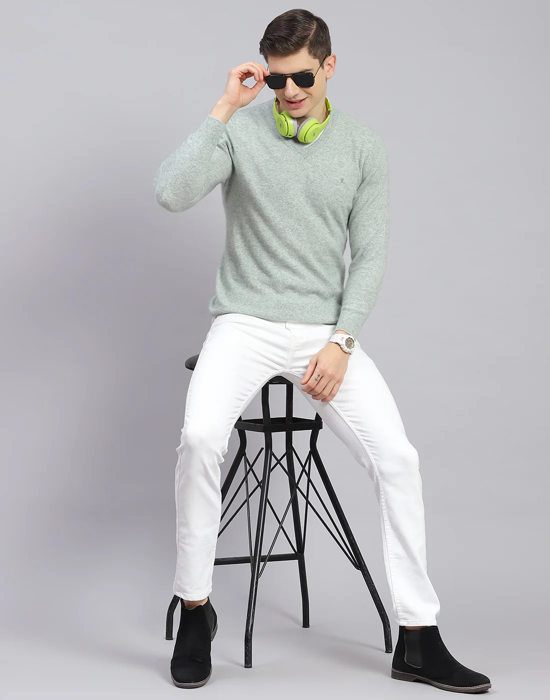 Men Green Solid V Neck Full Sleeve Sweater - Image 7