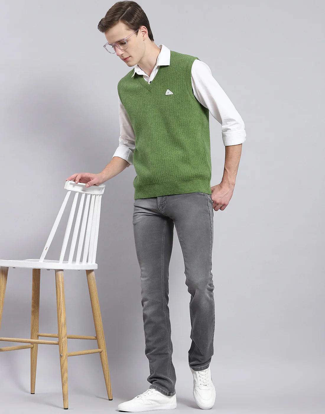 Men Green Solid V Neck Sleeveless Sweater - Image 2