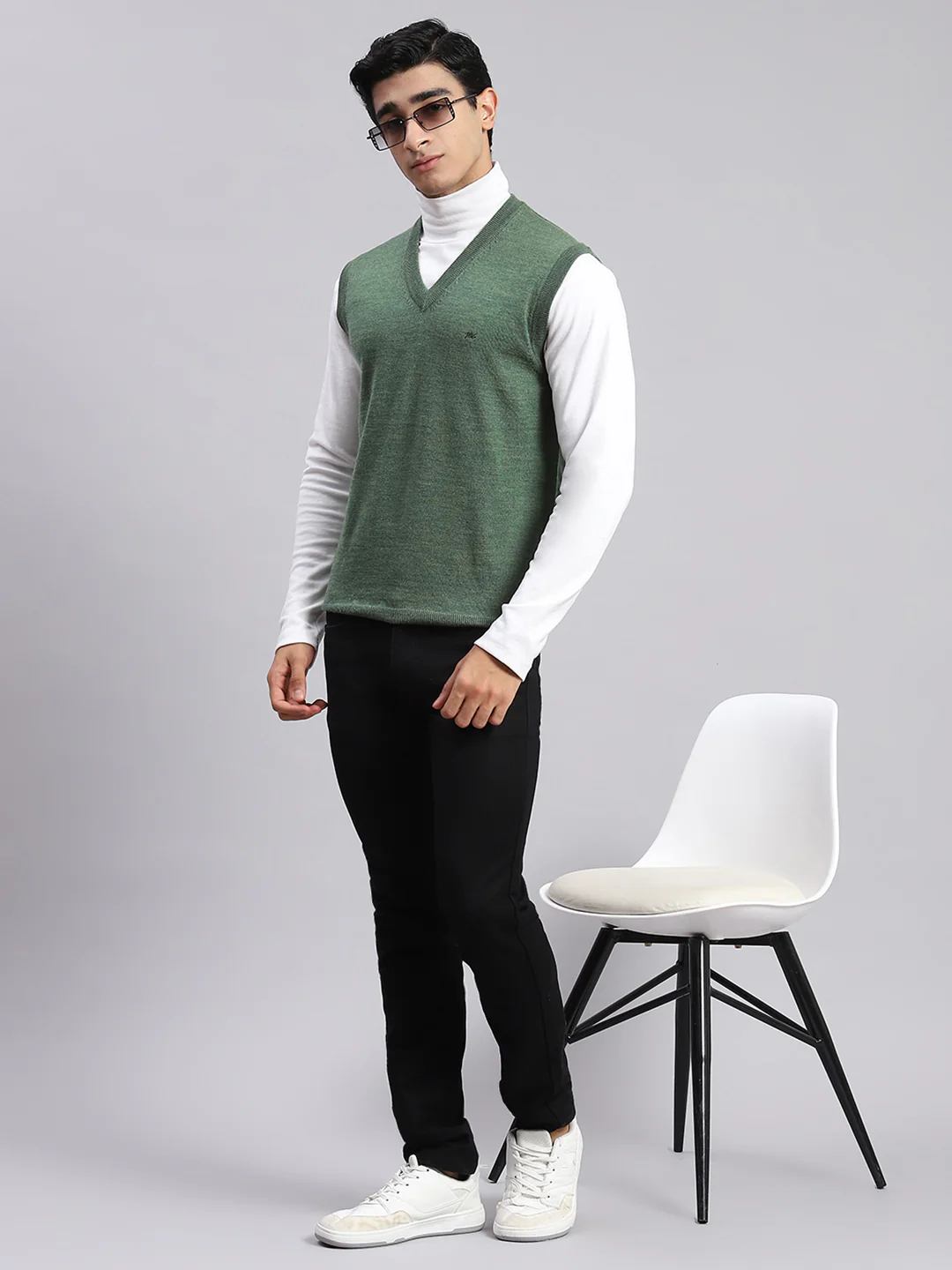 Men Green Solid V Neck Sleeveless Sweater - Image 6