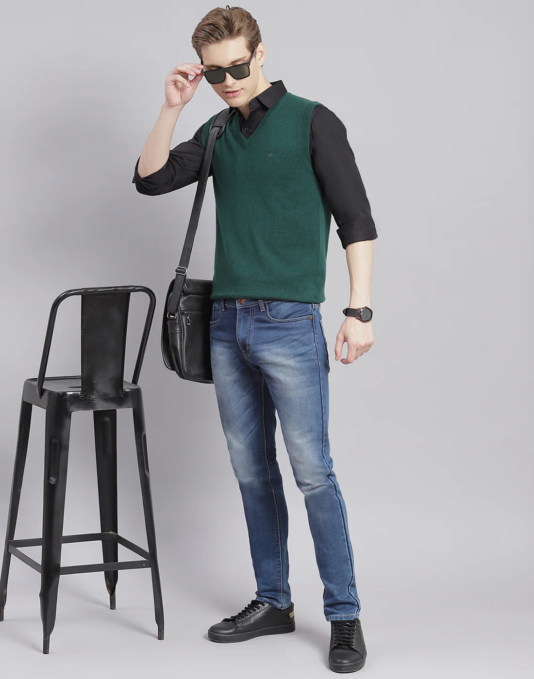 Men Green Solid V Neck Sleeveless Sweater - Image 2