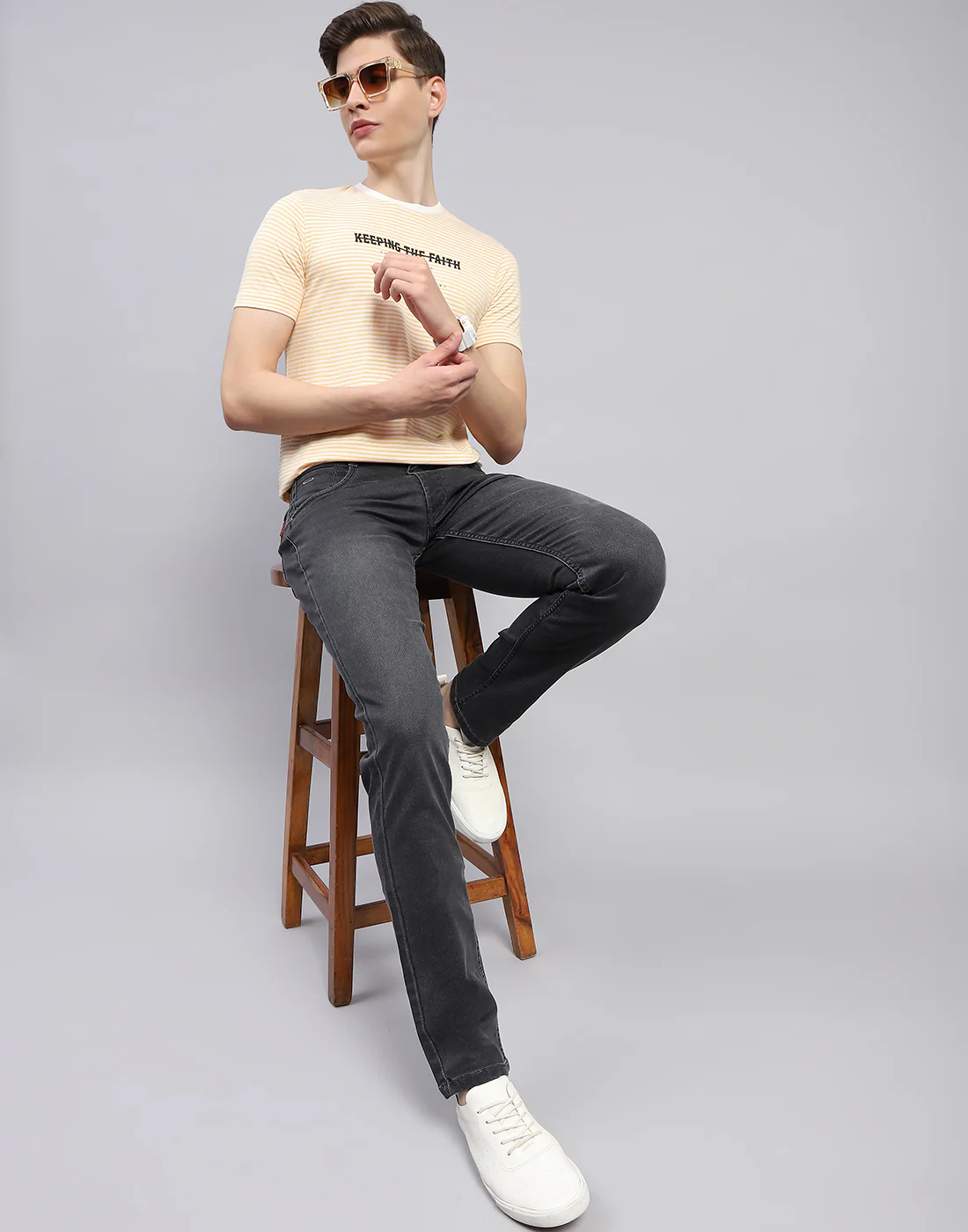 Men Grey Light Wash Narrow Fit Denim - Image 2