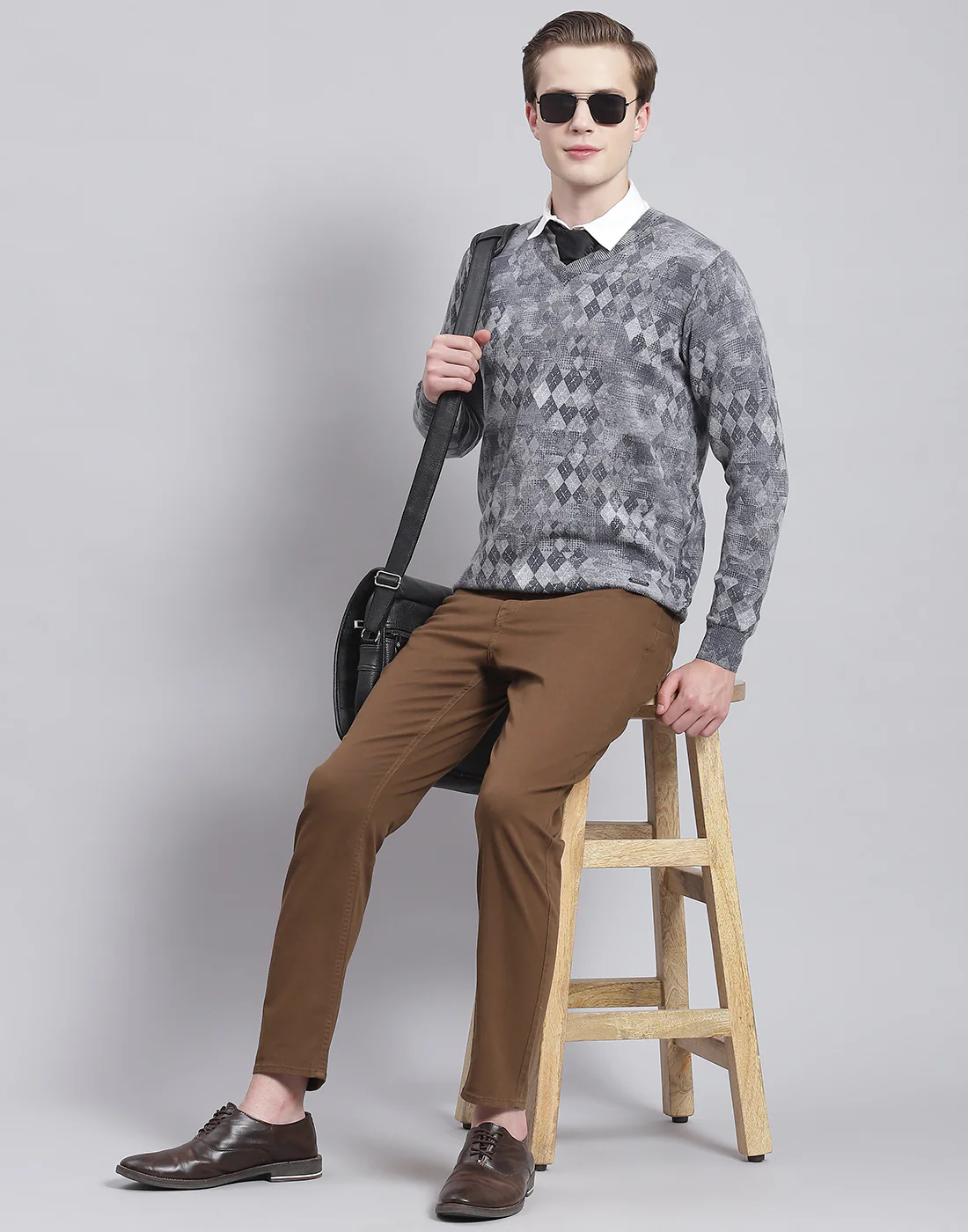 Men Grey Self Design V Neck Full Sleeve Sweater - Image 2