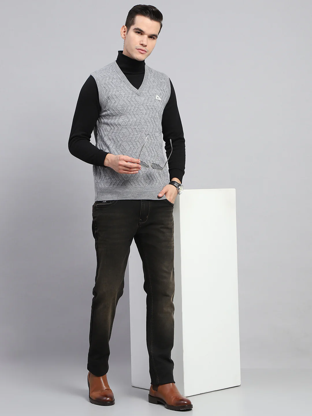 Men Grey Self Design V Neck Sleeveless Sweater - Image 2