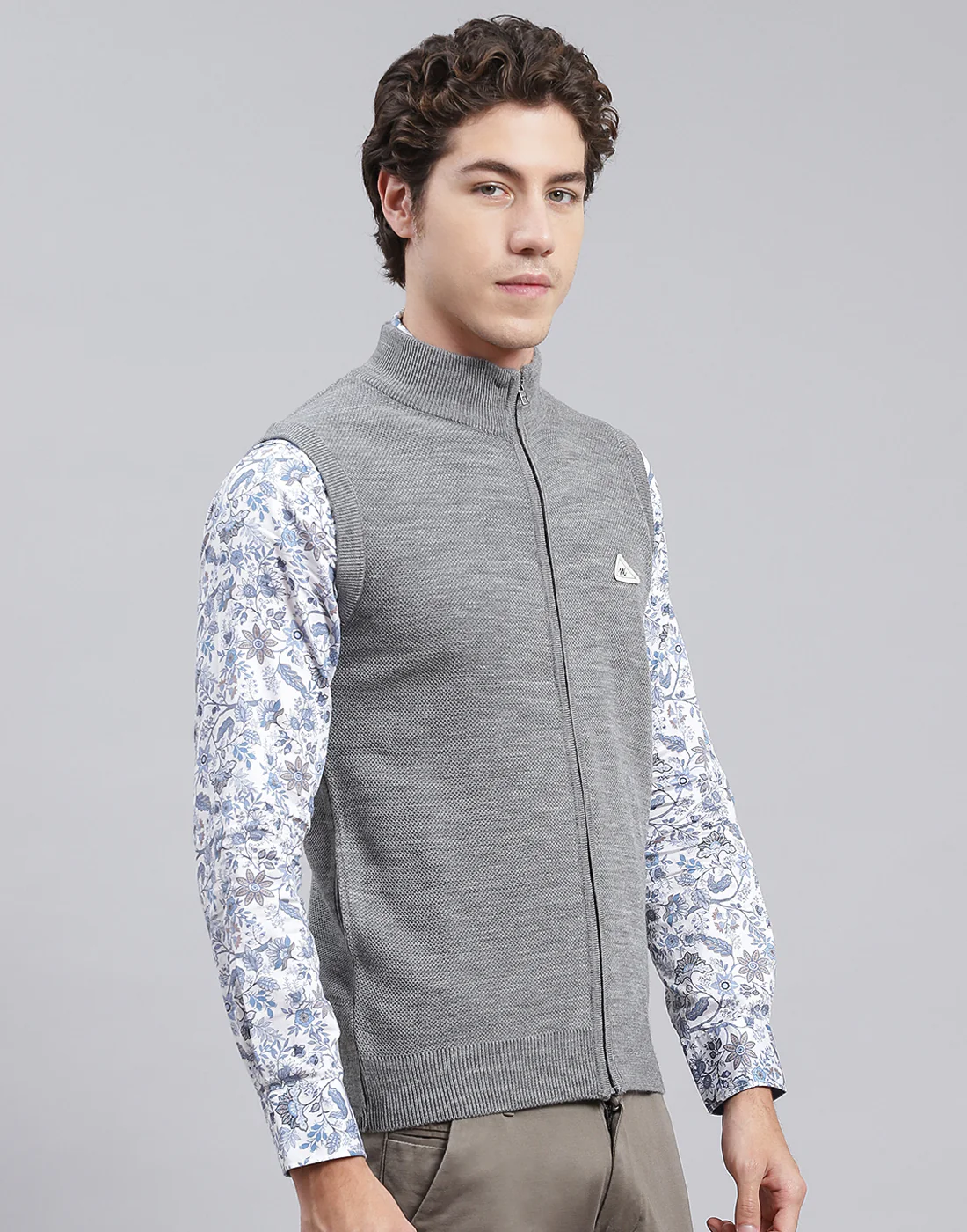 Men Grey Solid Stand Collar Sleeveless Sweater - Image 4