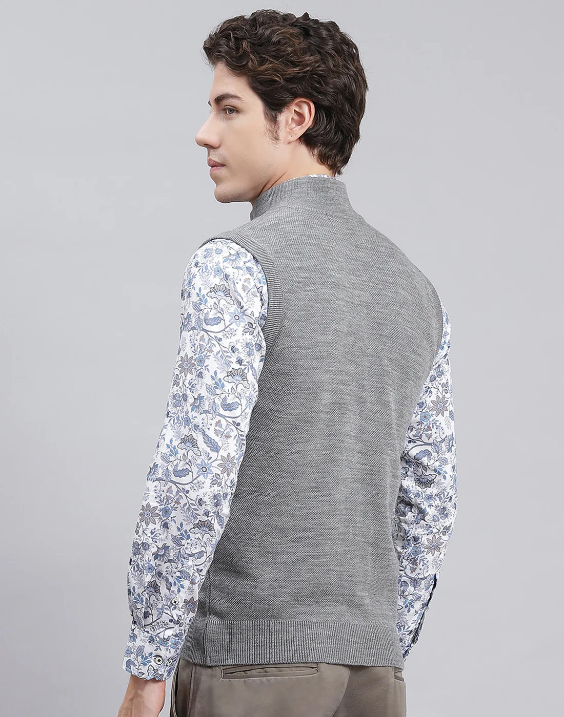 Men Grey Solid Stand Collar Sleeveless Sweater - Image 5