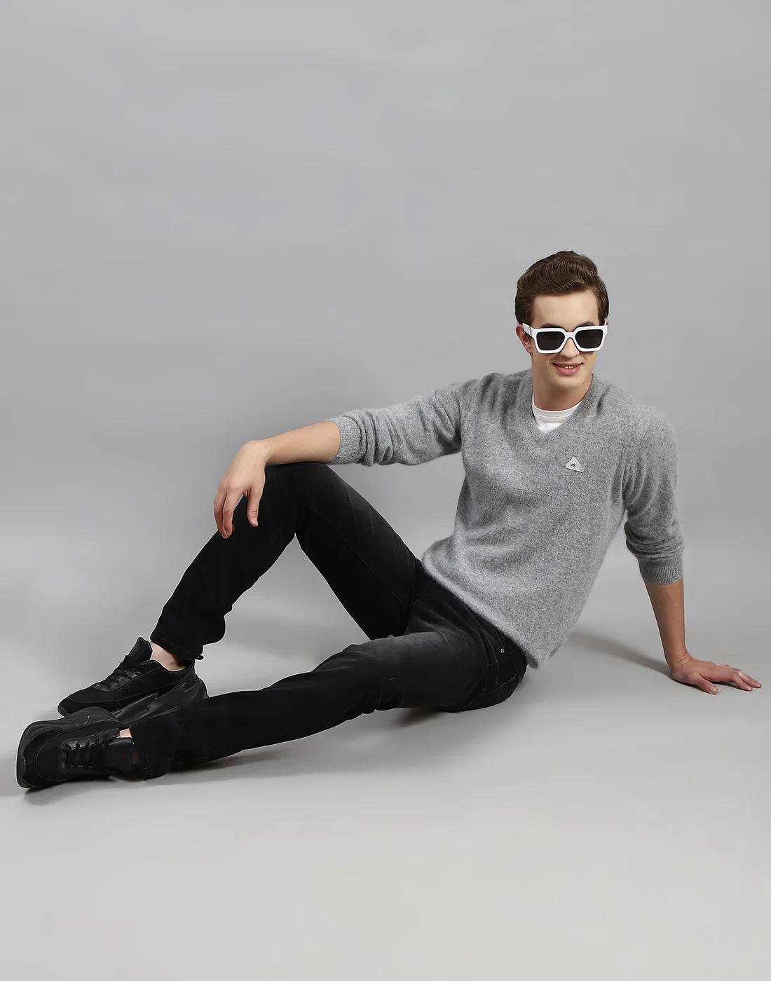 Men Grey Solid V Neck Full Sleeve Pullover - Image 2