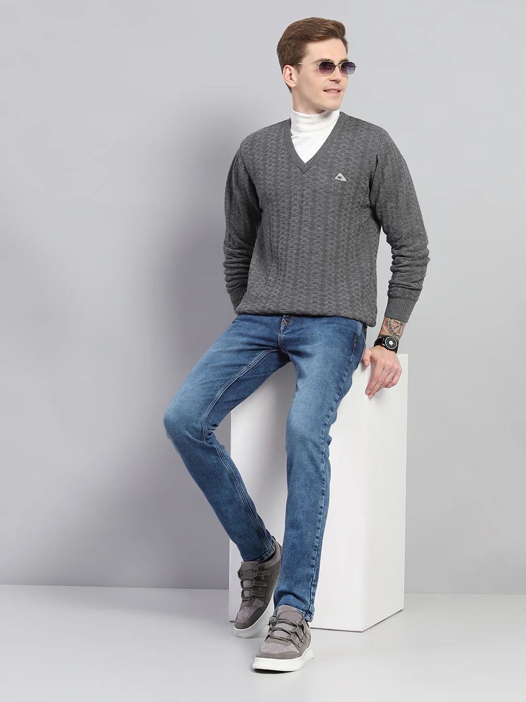 Men Grey Solid V Neck Full Sleeve Pullover - Image 2