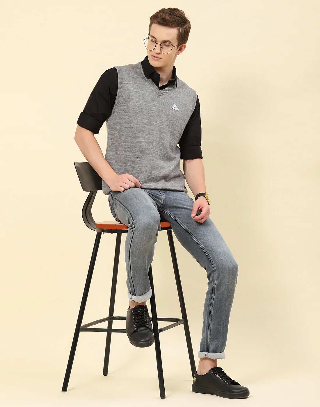 Men Grey Solid V Neck Sleeveless Sweater - Image 2