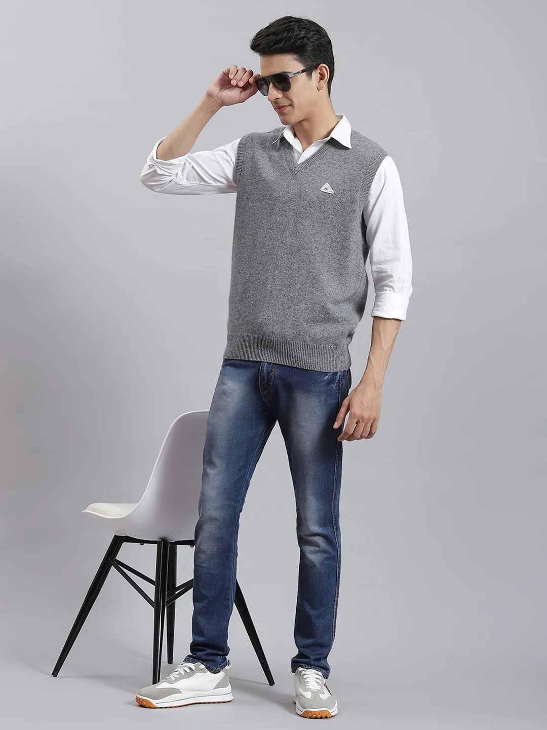 Men Grey Solid V Neck Sleeveless Sweaters/Pullovers - Image 2