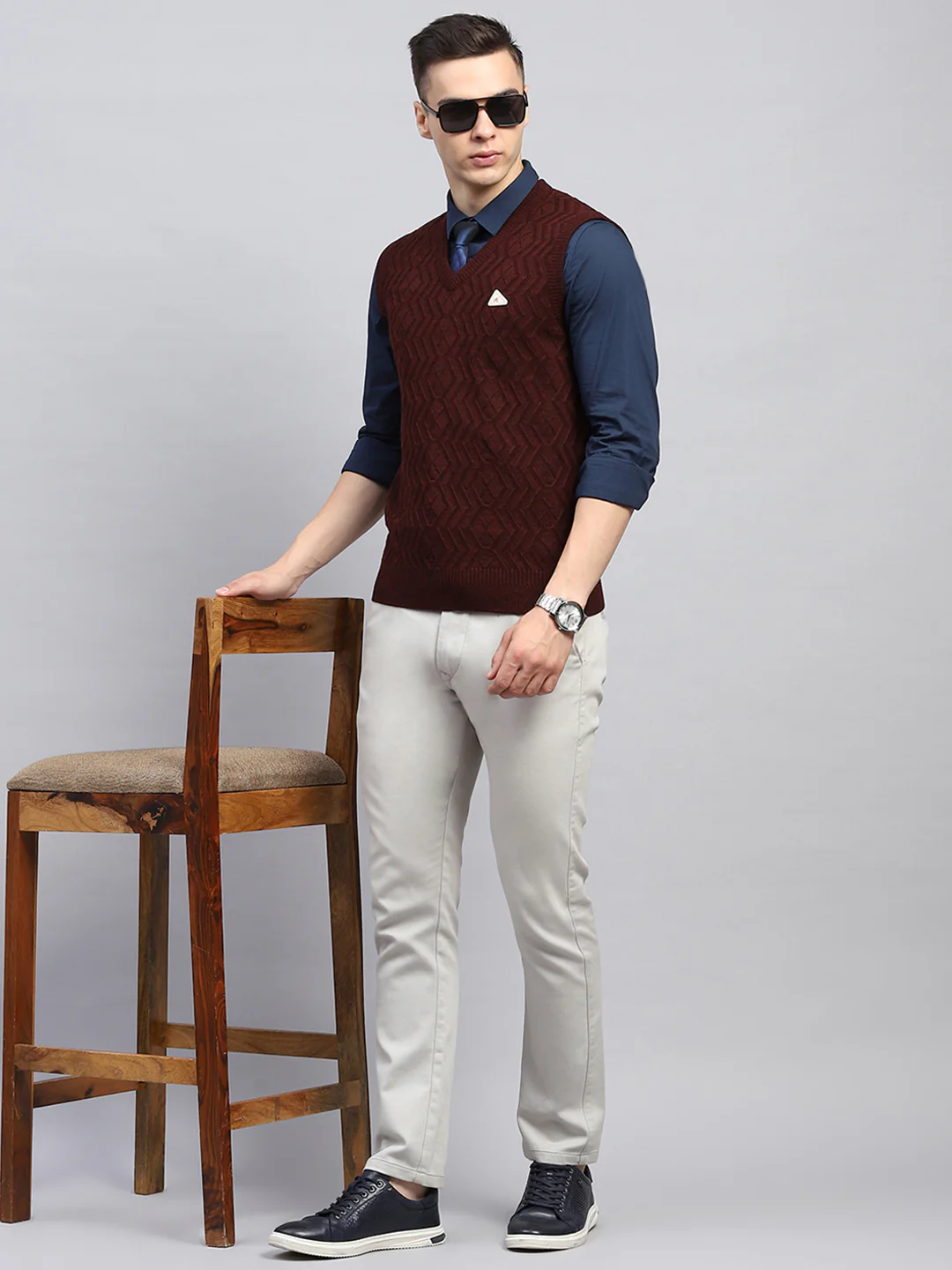 Men Maroon Self Design V Neck Sleeveless Sweater - Image 2