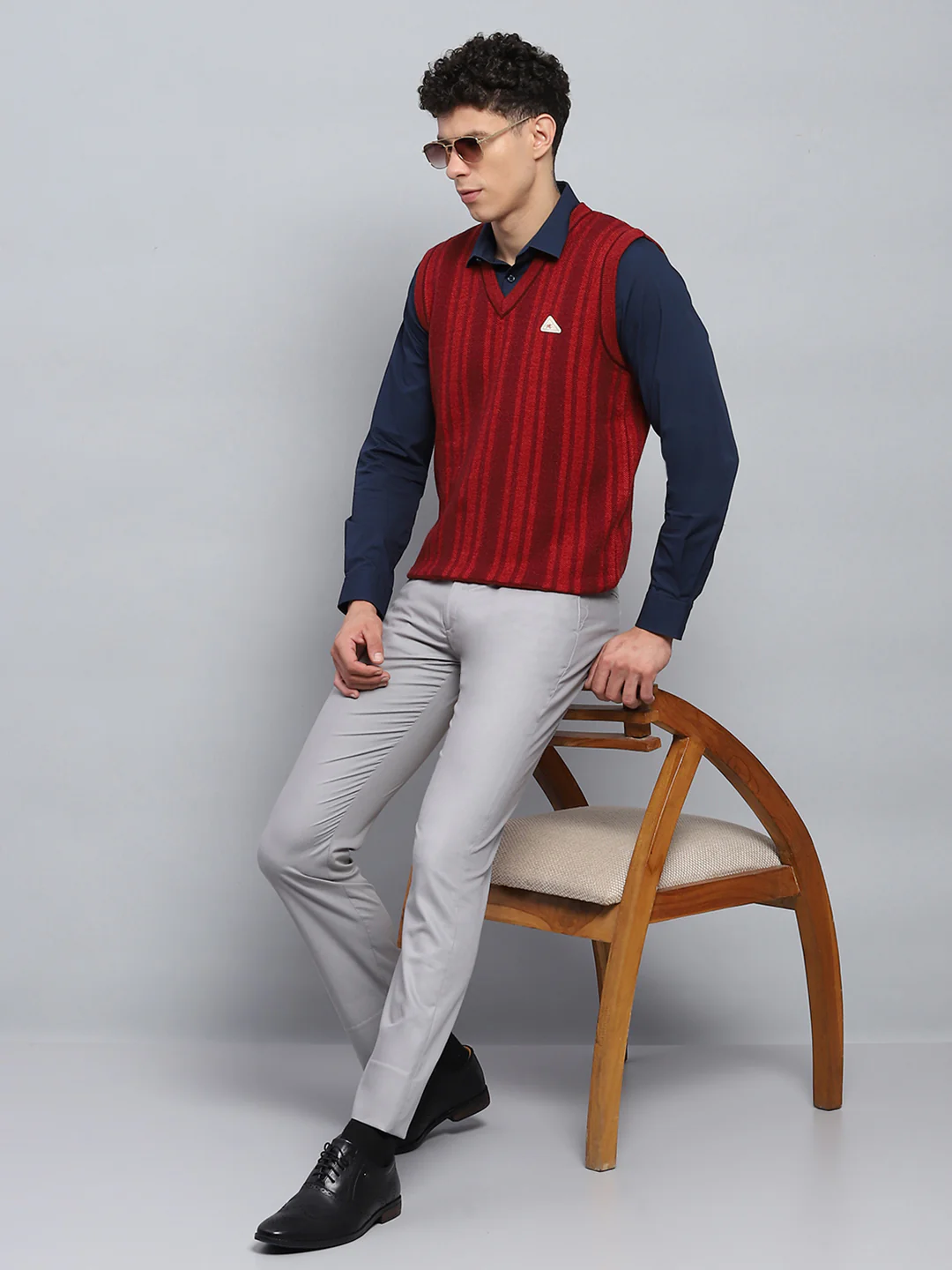 Men Maroon Self Design V Neck Sleeveless Sweater - Image 2
