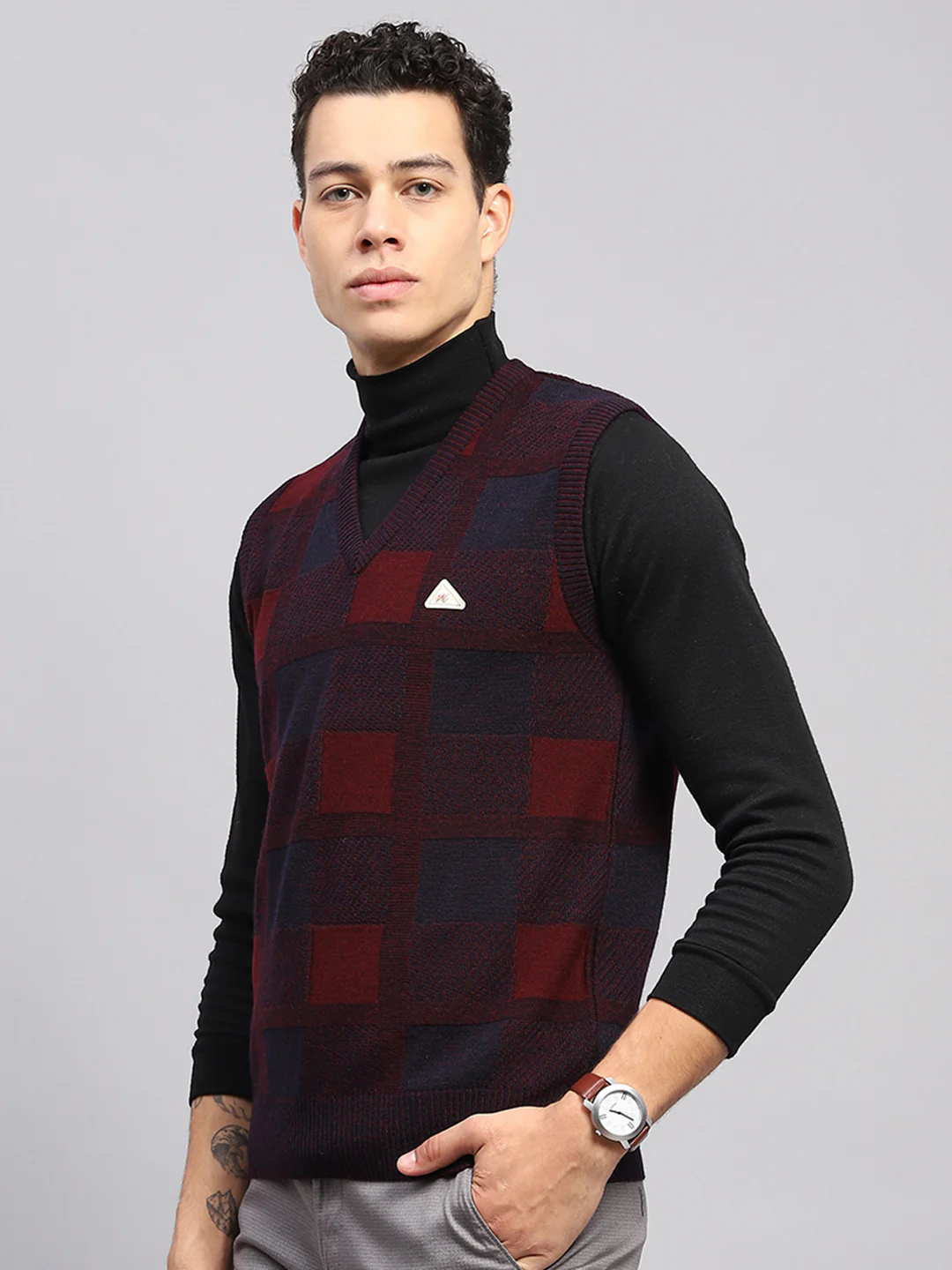 Men Maroon Self Design V Neck Sleeveless Sweater - Image 3