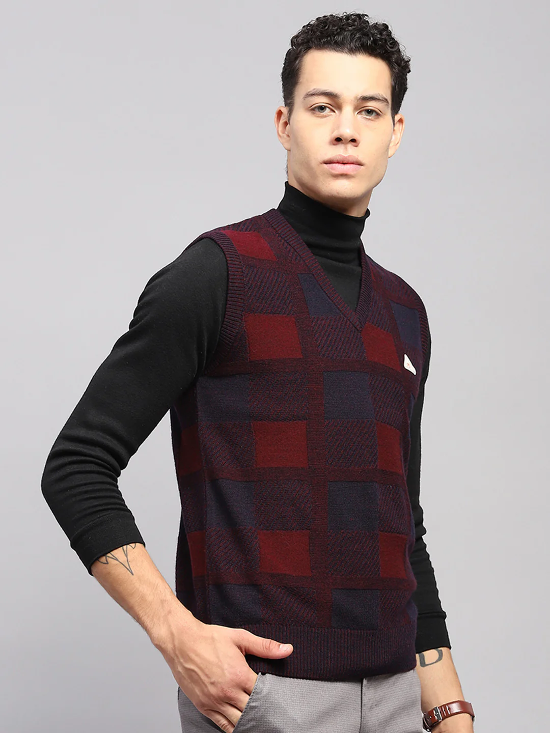 Men Maroon Self Design V Neck Sleeveless Sweater - Image 4