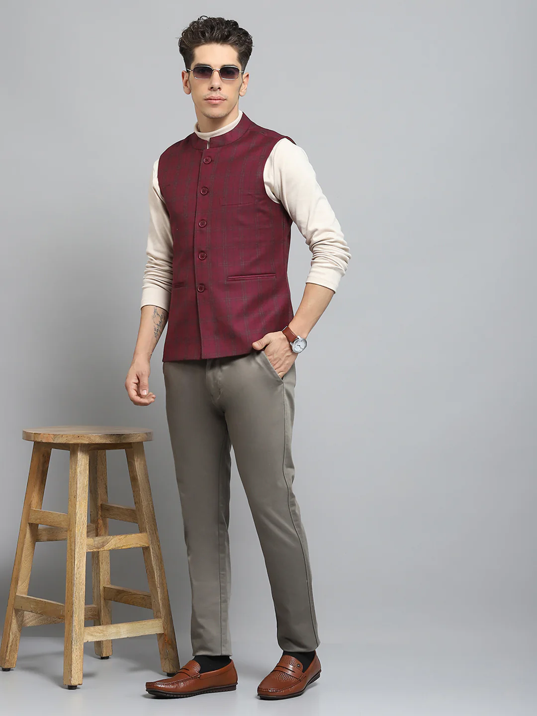Men Maroon Solid Band Collar Sleeveless Jacket - Image 2